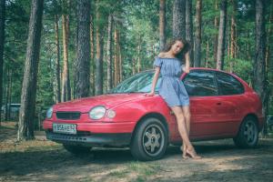 Жаркая красотка в лесу